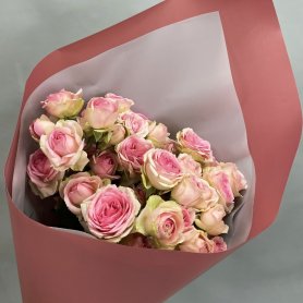 Букет кустовых роз «Милая принцесса» от интернет-магазина «Цветочный рай» в Белово