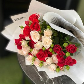 Букет кустовых роз «Милая принцесса» от интернет-магазина «Romanov Flowers Shop» в Белово