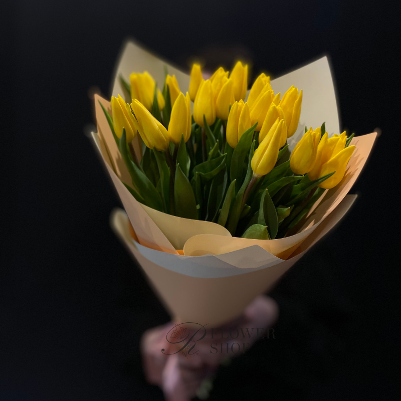 19 желтых тюльпанов в оформлении 